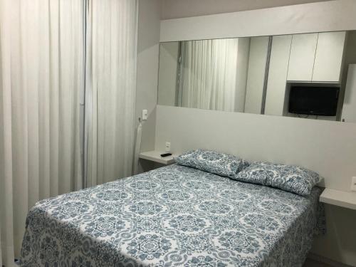 een slaapkamer met een bed met 2 kussens erop bij Diversão, férias, casa na praia de cumbuco. in Caucaia