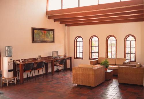 eine Lobby mit einem langen Tisch und Stühlen in einem Zimmer in der Unterkunft Hotel Faranda Bolivar Cucuta, a member of Radisson Individuals in Cúcuta