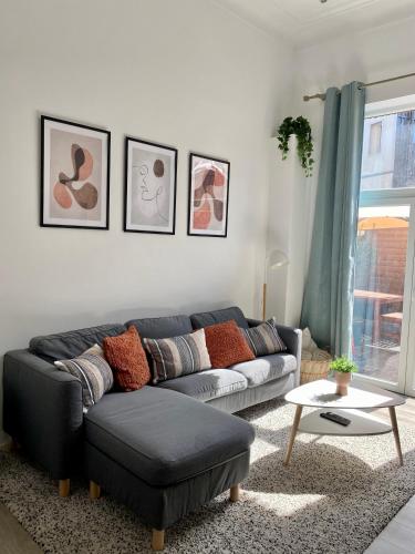 sala de estar con sofá y mesa en Superbe logement près de Bruxelles avec spa privé, en Bruselas