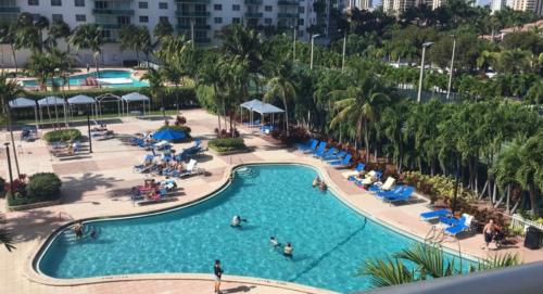 una vista aérea de una piscina en un complejo en Ocean Reserve 207 - STR 2270, en Miami Beach