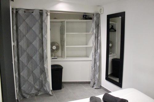 洛里昂的住宿－La petite maison by PÓM，客厅配有镜子和衣柜