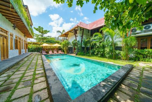 een afbeelding van een zwembad in een villa bij Black Pearl Hostel in Canggu