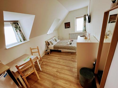 um pequeno quarto com uma cama e uma mesa em ReGoRi Ház em Balatongyörök