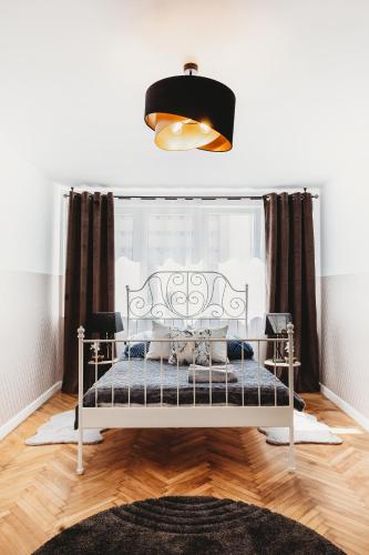 Ce lit se trouve dans un dortoir doté d'une fenêtre et d'une lampe. dans l'établissement ClickTheFlat Jasna Palace of Culture Apart Rooms, à Varsovie