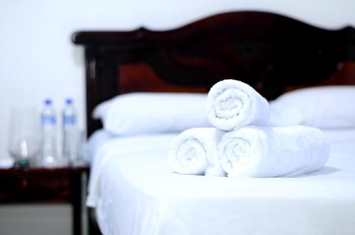 Hotel Rumbo al Sol في بلاياس: تجمع المناشف فوق السرير