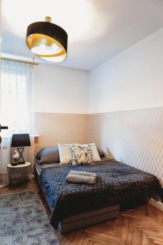 ワルシャワにあるClickTheFlat Jasna Palace of Culture Apart Roomsのベッドルーム1室(大型ベッド1台付)
