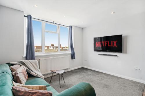 a living room with a couch and a tv at Cosy 2 Bed- Gillingham in Gillingham