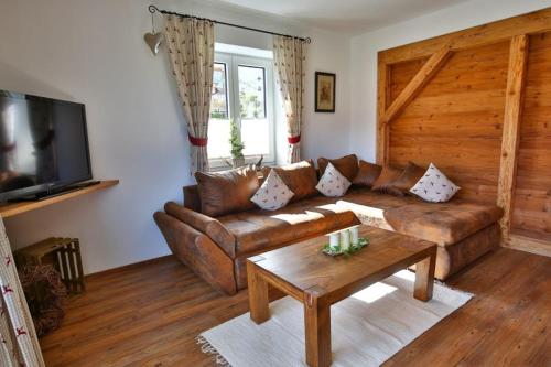 Ruang duduk di Ferienwohnung Adlerhügel inkl. Chiemgaukarte