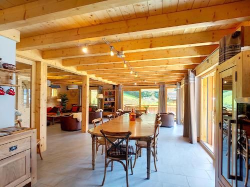 Φωτογραφία από το άλμπουμ του Magnifique Chalet CLEMALOU très grand confort 14-15 pers avec jacuzzi σε Châtel