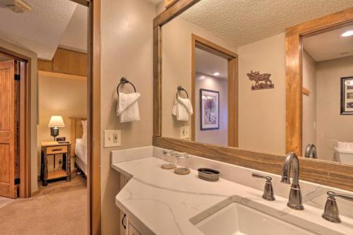La salle de bains est pourvue d'un lavabo et d'un grand miroir. dans l'établissement Beaver Run Resort Studio, à Breckenridge