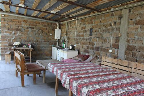 una camera con due letti in un muro di mattoni di Runada B&B a Sisian