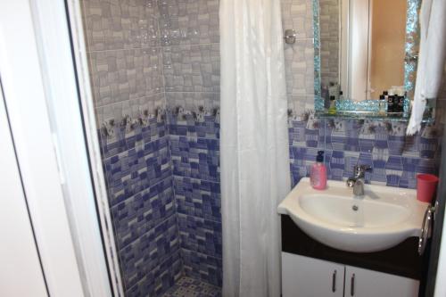 ein Badezimmer mit Waschbecken und Dusche in der Unterkunft Runada B&B in Sisian