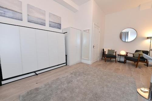 Posezení v ubytování Stylish Studios by Luxestays Shepherds Bush