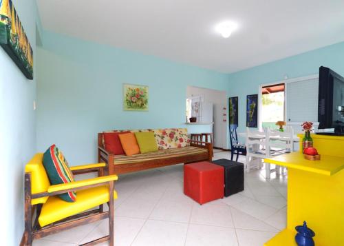 een woonkamer met een bank en een tafel bij Casa aconchegante na praia da Daniela in Florianópolis