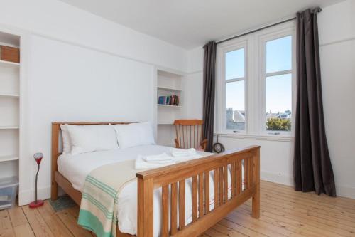 エディンバラにあるSpacious 2-Bed Homely Base by Water of Leithのベッドルーム1室(ベッド1台、大きな窓付)