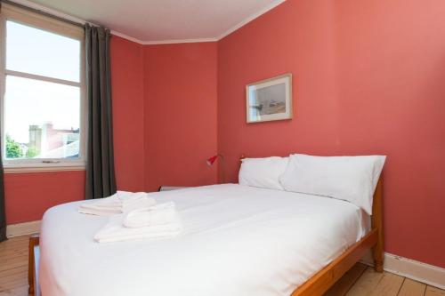 Katil atau katil-katil dalam bilik di Spacious 2-Bed Homely Base by Water of Leith