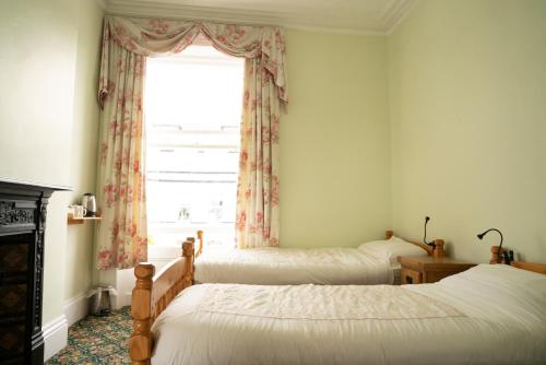 Una cama o camas en una habitación de Llandudno Hostel