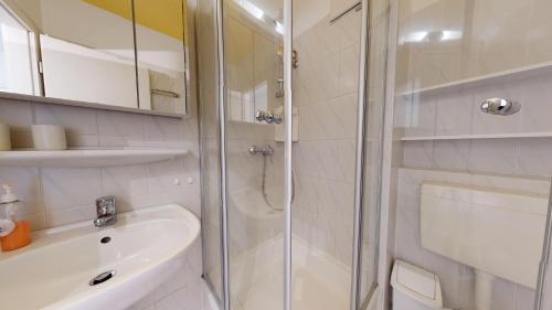 ペルツァーハケンにあるNeuKlosterhof App. 13の白いバスルーム(シャワー、シンク付)