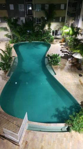 an overhead view of a large swimming pool at Apartamento Resort Palmeiras 2 com 03 Quartos Ubatuba in Ubatuba