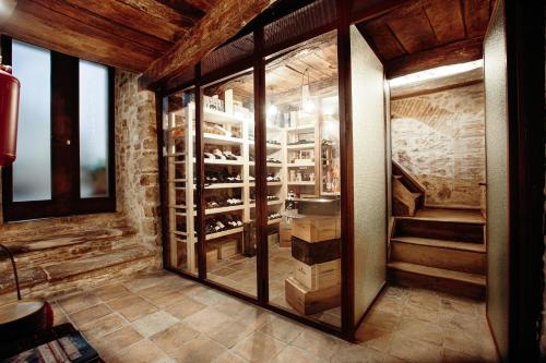 duże lustro w pokoju z piwnicą z winami w obiekcie Palazzo Cannavina Suite & Private SPA w mieście Campobasso
