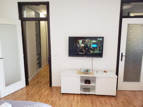 sala de estar con TV en la pared en Stan na dan 50 BAM en Prijedor