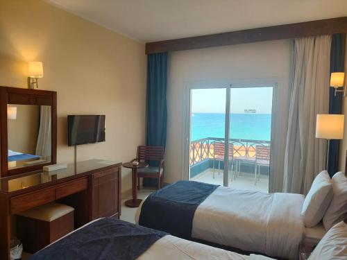 Ένα ή περισσότερα κρεβάτια σε δωμάτιο στο Blumar El Dome Hotel
