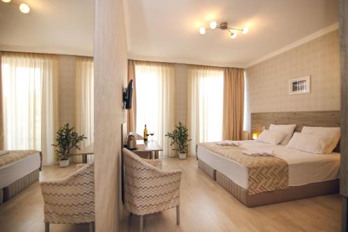 Habitación de hotel con cama, mesa y sillas en Hotel Kera en Tiflis