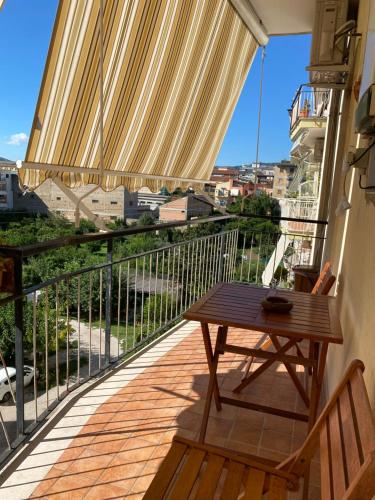 balkon ze stołem i widokiem na miasto w obiekcie Sweet Emma w mieście Caserta