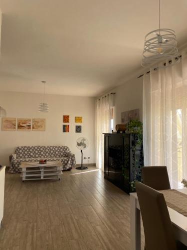 ein Wohnzimmer mit einem Sofa und einem Tisch in der Unterkunft Sweet Emma in Caserta