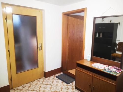 Zimmer mit einer Tür, einer Theke und einem Spiegel in der Unterkunft Na Kopitarjevi in Laško
