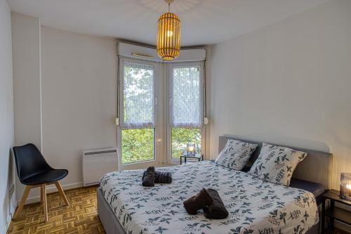 une chambre avec un lit, une chaise et une fenêtre dans l'établissement Part Dieu, très belle résidence, à Lyon