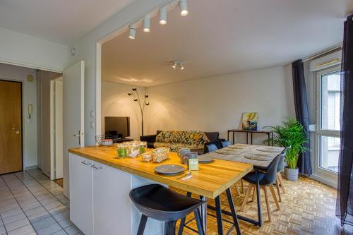 une cuisine et un salon avec une table et des chaises dans l'établissement Part Dieu, très belle résidence, à Lyon