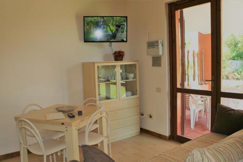 A television and/or entertainment centre at Verdemare Sardegna Due Villette
