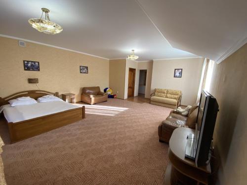 Habitación de hotel con cama y TV en Edelweiss, en Polyana