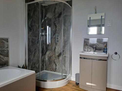 een badkamer met een douche en een wastafel bij Romany Cottage B&B in Buckden