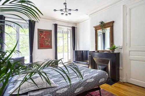 - un salon avec un lit et une cheminée dans l'établissement PORTE DU VIEUX LYON, vue sur la saône, à Lyon