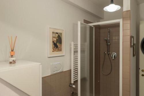 een badkamer met een douche en een foto aan de muur bij Ca Molin by Venicevillas, vista canale in Venetië