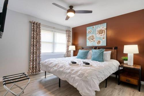 une chambre avec un grand lit et un ventilateur de plafond dans l'établissement 2BR 1BA Duplex House King Beds Great for Small Groups Close to All Uptown Charlotte attractions, à Charlotte