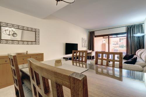 TV a/nebo společenská místnost v ubytování Superb 2-bed apartment in Duquesa