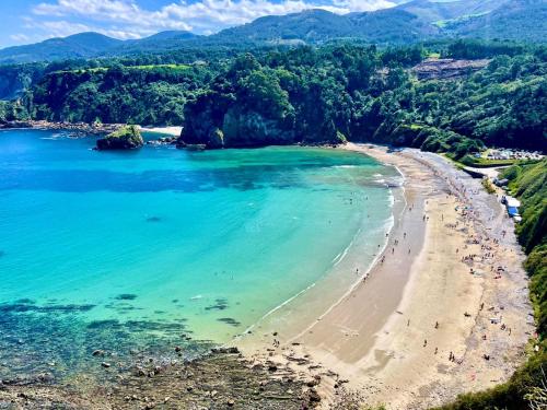 an aerial view of a beach with people on it at Complejo la Regalina in Cadavedo