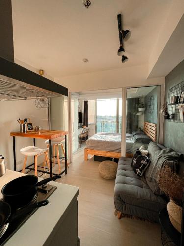 Katil atau katil-katil dalam bilik di Downtown Nook - Azure Urban Resort Residences