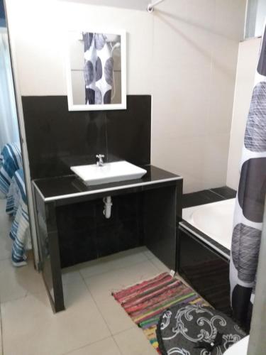 a bathroom with a sink and a bath tub at Amaris Hotel in Ica