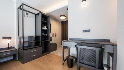 a dressing room with a black vanity and a mirror at Hotel Metropol in Tübingen