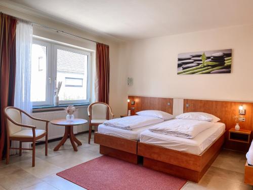 sypialnia z dużym łóżkiem i stołem w obiekcie Hotel Falk w Bremie