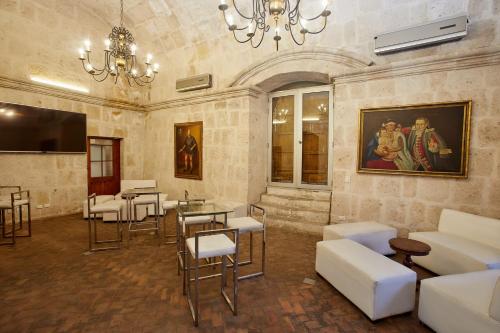 um quarto com mobiliário branco e uma pintura na parede em Casa Andina Premium Arequipa em Arequipa