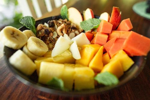 eine Schale mit Obst und Gemüse auf dem Tisch in der Unterkunft Hotel Guiones in Nosara