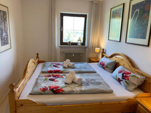 1 dormitorio con 1 cama con 2 almohadas en Ferienwohnung 7 Bergschlößl Oberaudorf en Oberaudorf
