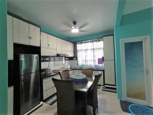 Dapur atau dapur kecil di The Handz House II with WIFI - For family or same gender only