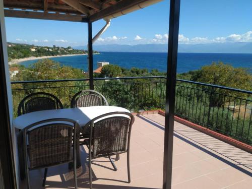 チラニにあるBousounis Apartmentsのテーブルと椅子、海の景色を望むバルコニー