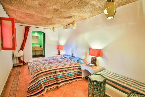 En eller flere senger på et rom på Riad Haj Palace & Spa